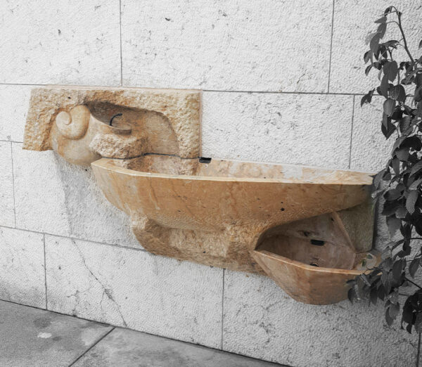 Individuell handgefertigter Steinbrunnen von der Bildhauerei Sini in Grenchen - Spezialist für Steinreinigung und die richtige Reinigung von Steinobjekten