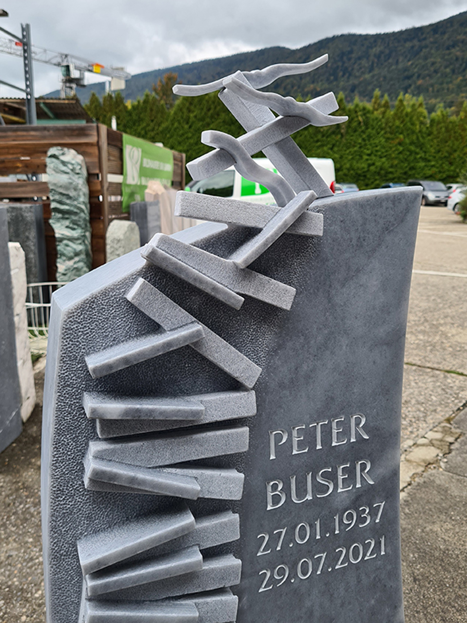 Wunderschöne Grabmalkunst (Grabstein) Klavier (Klavier-Tasten) und Vögel, handgefertigt von der Bildhauerei Sini in Grenchen, Detailansicht