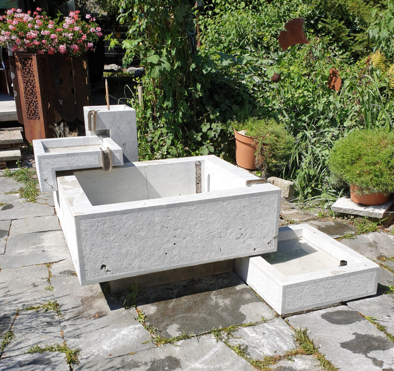 Handgefertigter Steinbrunnen der Bildhauerei Sini in Grenchen nach der Reinigung. Die Bildhauerei Sini in Grenchen übernimmt professionelle Reinigungen von Steinobjekten und Steinbrunnen.