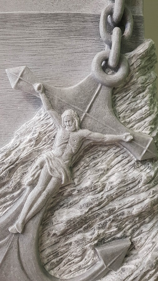Grabmalkunst, Grabstein mit Anker mit Jesuskreuz im Meer (Welle), handgefertigt von der Bildhauerei Sini in Grenchen, Detailansicht